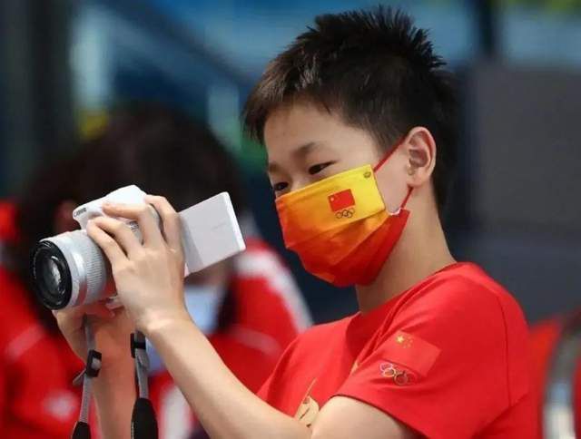 可是劣势一样凸起：港产的警匪片第一次没有了帮派、地皮、年夜佬、杀手。